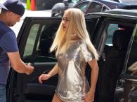 Rita Ora w srebrzystej sukience